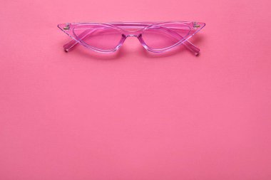 Renkli arkaplanda şık güneş gözlükleri