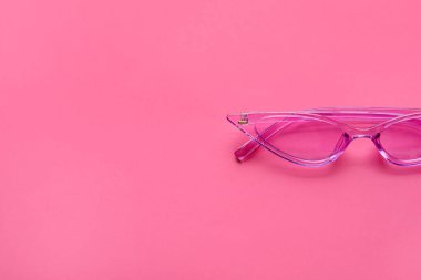 Renkli arkaplanda şık güneş gözlükleri