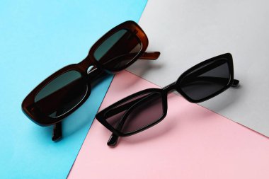 Renkli arkaplanda şık güneş gözlükleri