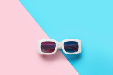 Renkli arkaplanda şık güneş gözlükleri