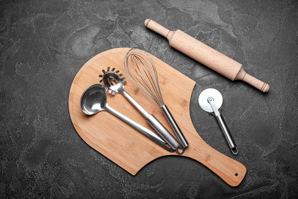 Set Utensili Cucina Sfondo Scuro — Foto Stock