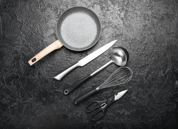 Set Utensili Cucina Sfondo Scuro — Foto Stock