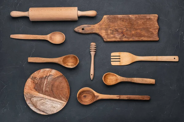 Conjunto Utensílios Cozinha Sobre Fundo Escuro — Fotografia de Stock