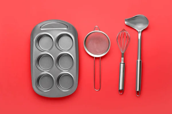 Conjunto Utensílios Cozinha Sobre Fundo Cor — Fotografia de Stock