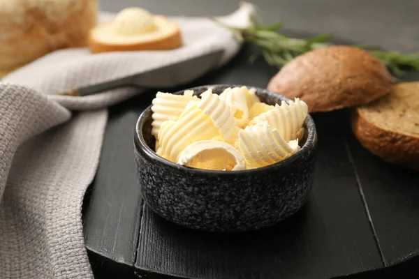Tigela Com Manteiga Fresca Fundo Madeira Escura — Fotografia de Stock