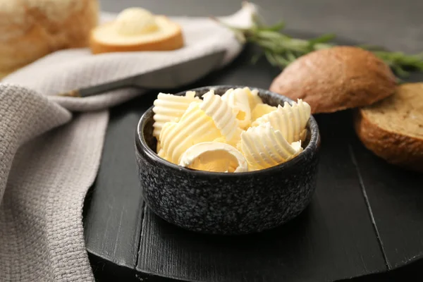 Cuenco Con Mantequilla Fresca Sobre Fondo Madera Oscura —  Fotos de Stock