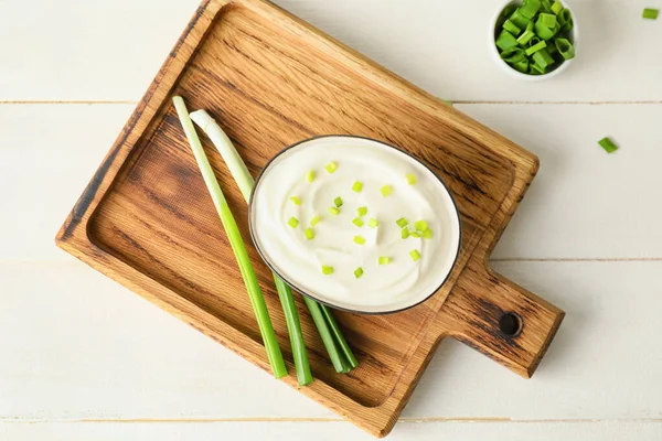 Bowl Tasty Sour Cream Green Onion White Wooden Background — Stock Photo, Image