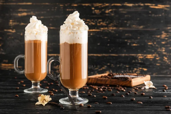 Glazen Kopjes Lekkere Koffie Met Vanille Donkere Houten Ondergrond — Stockfoto
