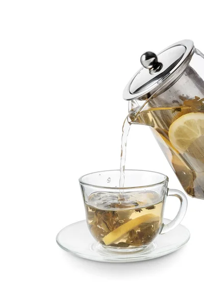 Наливання Зеленого Чаю Чайника Чашку Білому Тлі — стокове фото