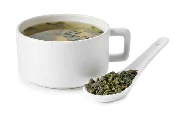 Tasse Grüner Tee Und Löffel Mit Trockenen Blättern Auf Weißem — Stockfoto