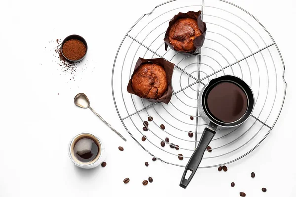 Komposition Mit Kaffee Und Muffins Auf Weißem Hintergrund — Stockfoto