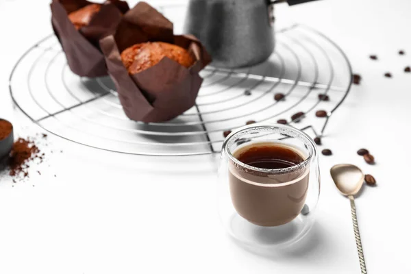 Komposition Mit Kaffee Und Muffins Auf Weißem Hintergrund — Stockfoto