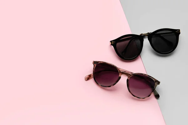 Stilvolle Sonnenbrille Auf Farbigem Hintergrund — Stockfoto