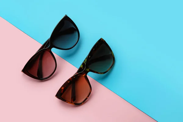 Lunettes Soleil Élégantes Sur Fond Couleur — Photo