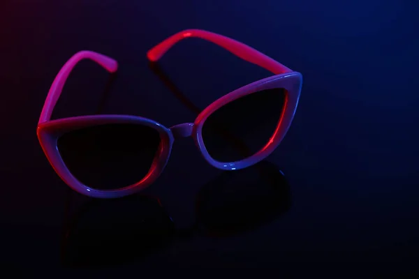 Óculos Sol Elegantes Fundo Cor Escura — Fotografia de Stock