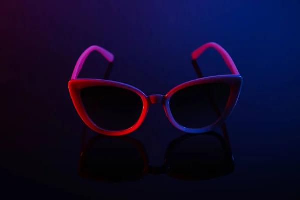 Stylowe Okulary Przeciwsłoneczne Ciemnym Tle Koloru — Zdjęcie stockowe