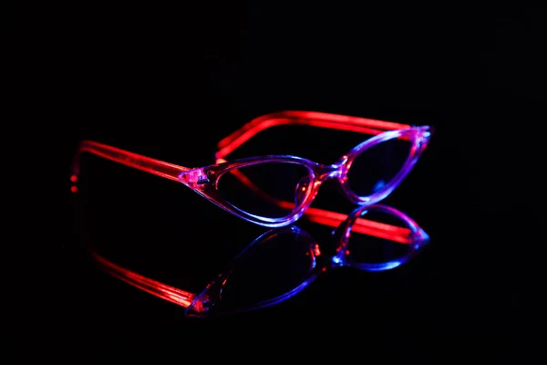 Stylowe Okulary Przeciwsłoneczne Ciemnym Tle Koloru — Zdjęcie stockowe