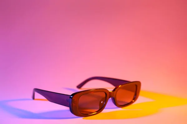 Elegantes Gafas Sol Sobre Fondo Color — Foto de Stock