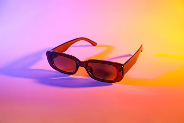 Stilvolle Sonnenbrille Auf Farbigem Hintergrund — Stockfoto