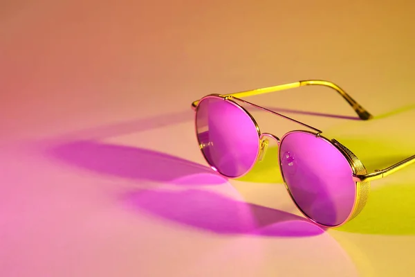 Κομψά Γυαλιά Ηλίου Φόντο Χρωμάτων — Φωτογραφία Αρχείου