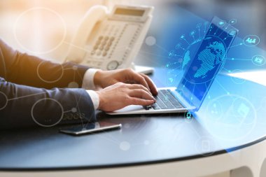 Genç iş adamı ofiste dizüstü bilgisayarla çalışıyor. İnternet kavramı