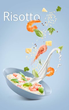 Gri arka planda uçan malzemeler içeren lezzetli risotto tabağı.