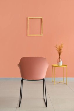 Sandalyesi ve çerçevesi olan modern bir oda.