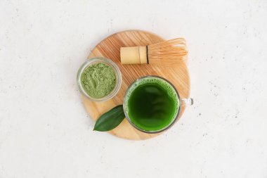 Bir fincan kibrit çayı, barut ve chasen açık arkaplanda.