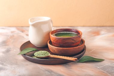 Bir kase kibrit çayı, süt ve pudra.