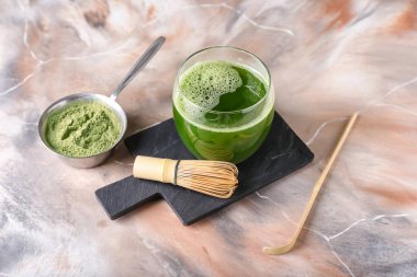 Arka planda bir bardak kibrit çayı ile kompozisyon