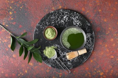 Arka planda kibrit çayı, pudra ve chasen ile kase