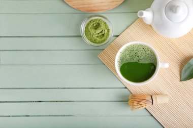 Renkli ahşap arka planda bir fincan kibrit çayı ile kompozisyon