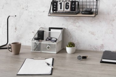 Oda düzenleyicisi olan modern işyeri