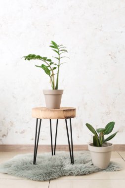 Odasında ışık duvarı olan modern masa.