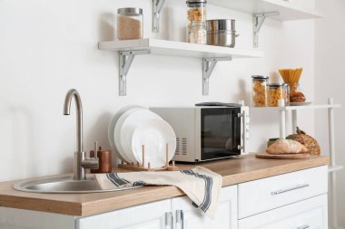 Modern mutfağın iç mimarisi.