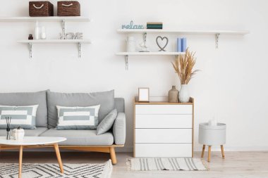 Çekmeceleri ve kanepesi olan modern oturma odası.