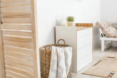 Çekmeceleri ve sepeti olan modern oturma odası.