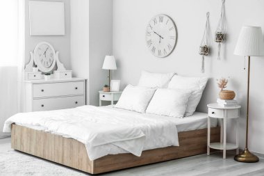 Lambalı, aydınlık, modern yatak odası.