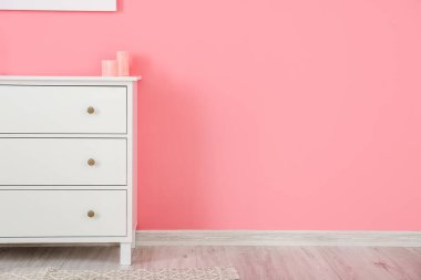 Renkli duvarın yanındaki çekmeceler.