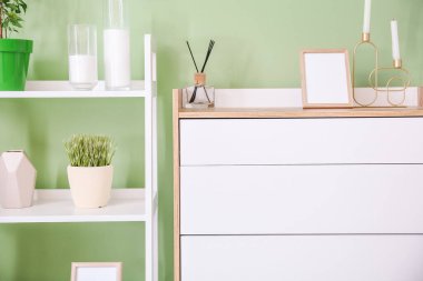 Çekmeceli modern oturma odası.