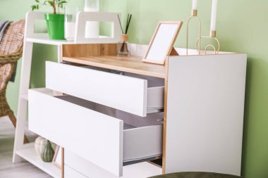 Modern çekmeceler odada, yakın plan.