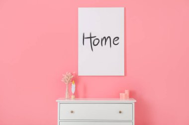 Çekmece sandığı ve oda duvarının yanındaki resim.