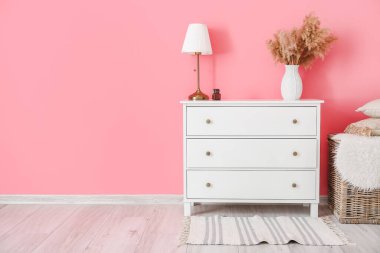 Renkli duvarın yanındaki modern çekmeceler.