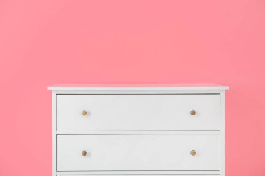 Renkli duvarın yanındaki modern çekmeceler.