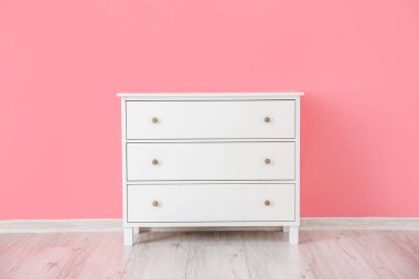 Renkli duvarın yanındaki modern çekmeceler.
