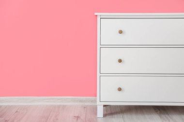 Renkli duvarın yanındaki modern çekmeceler.