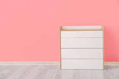 Renkli duvarın yanındaki modern çekmeceler.