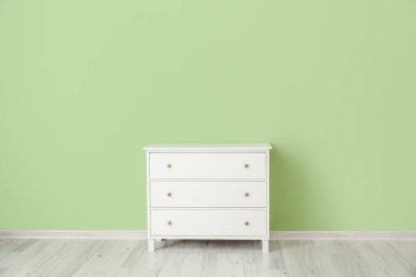 Renkli duvarın yanındaki modern çekmeceler.
