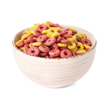 Beyaz arka planda mısır gevreği halkaları olan bir kase