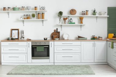 Modern mutfağın iç mimarisi.